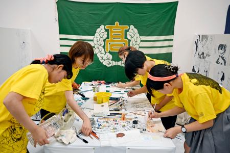 まんが甲子園が開幕し、作品制作に取り組む兵庫県立長田高の生徒たち＝２日午前、高知市