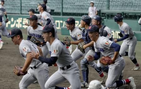甲子園練習で駆け出す横浜ナイン