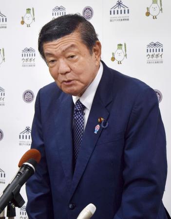 記者会見する伊東良孝アイヌ施策担当相＝２日、北海道白老町