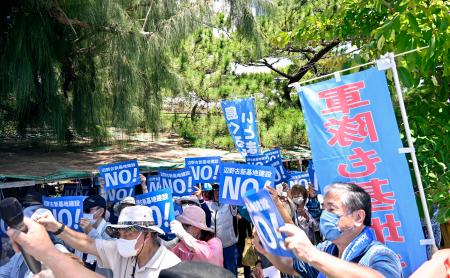 米軍キャンプ・シュワブのゲート前で抗議する人たち＝２日午後、沖縄県名護市