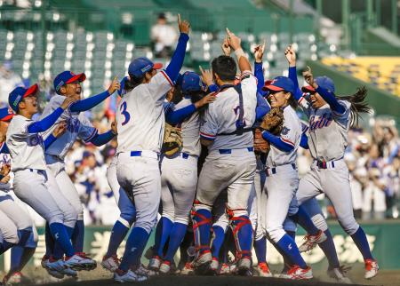 １１年ぶり２度目の優勝を果たし、喜ぶ福知山成美ナイン＝甲子園