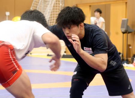 レスリングの男子フリースタイル日本代表の強化合宿でスパーリングをする清岡幸大郎（右）＝味の素ナショナルトレーニングセンター