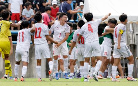 大津とのＰＫ戦を制して初優勝を決め、喜ぶ神村学園イレブン＝Ｊヴィレッジ