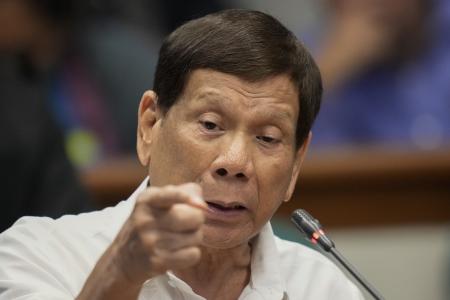 フィリピン上院で麻薬戦争について発言するドゥテルテ前大統領＝２０２４年１０月、マニラ（ＡＰ＝共同）