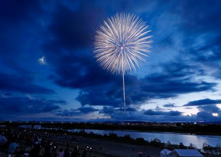 日本三大花火大会の一つとされる「長岡まつり大花火大会」が開幕し、戦後８０年となる太平洋戦争の戦没者への慰霊を込め打ち上げられた「白菊」＝２日夕、新潟県長岡市