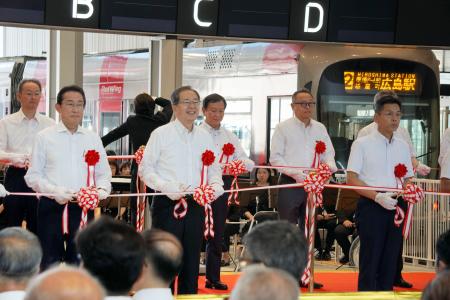 新線の開業式でテープカットする岸田前首相（手前左）ら＝２日午前、広島市南区