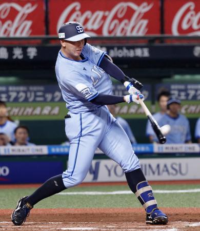 １０回西武１死、代打村田が左越えに同点本塁打を放つ＝ベルーナドーム
