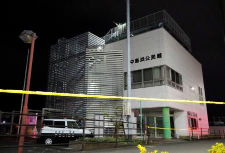７０代男性が刺された静岡市駿河区の公民館＝２日夜