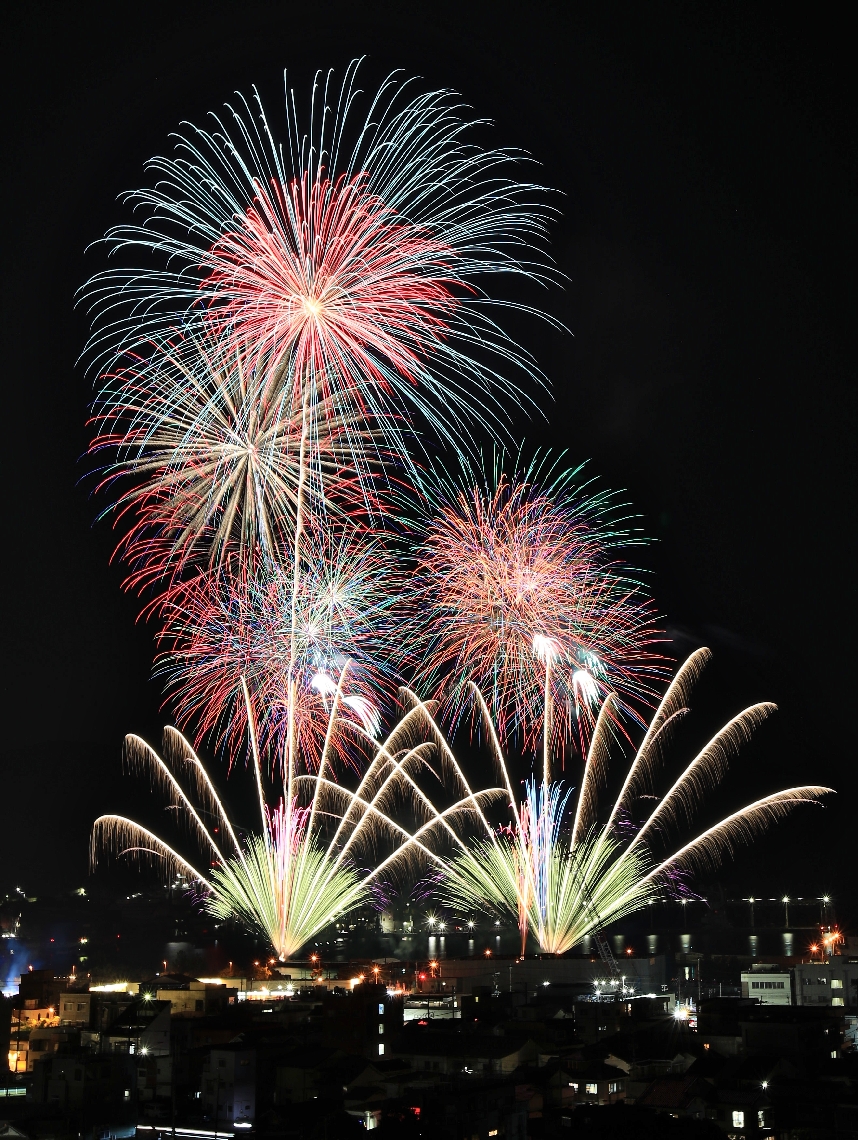 津久見の夜空を彩る花火＝３日夜、津久見湾（多重露光撮影）