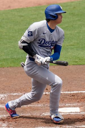 六回に右前打を放つドジャースの大谷＝２日（ＡＰ＝共同）