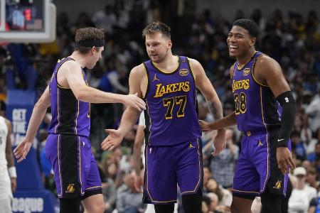 レーカーズのドンチッチ（中央）、八村（右）ら＝４月、ダラス（ＮＢＡＥ・ゲッティ＝共同）