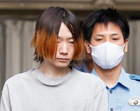 送検のため警視庁小松川署を出る出倉恵人容疑者（左）＝３日午前７時３１分