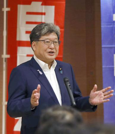 自民党会合であいさつする萩生田光一氏＝７月、石川県加賀市