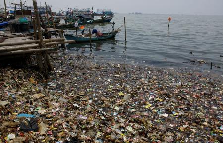 ジャカルタの海岸に漂着したプラスチックごみ＝２０１８年（ゲッティ＝共同）