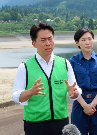 視察先で記者団の取材に応じる小泉農相＝３日午後、新潟県津南町