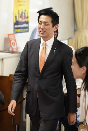 自民党本部に入る小林鷹之元経済安保相＝７月２８日、東京・永田町