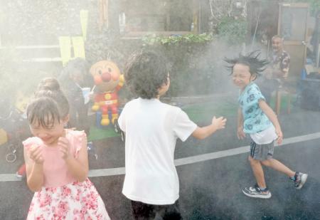 猛暑日となった群馬県桐生市で、水遊びをして楽しむ子どもたち＝３日午後