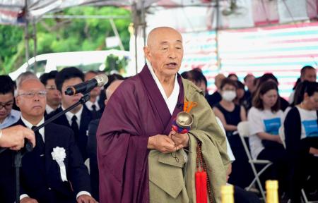 ３日、台湾南部・屏東県恒春で営まれた慰霊祭で読経する吉田宗利住職（共同）