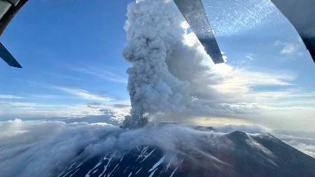 ３日、噴煙を上げるロシア極東カムチャツカ半島のクラシェニンニコフ山（ロシア科学アカデミー極東支部火山地震研究所の通信アプリから・共同）