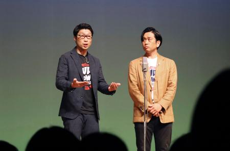 被爆体験が題材の漫才を披露する、お笑いコンビ「アップダウン」の竹森巧さん（左）と阿部浩貴さん＝３日午後、長崎市