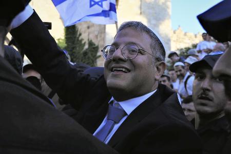 エルサレムで行われた行進に参加し、支持者の声援に応えるイスラエルのベングビール国家治安相＝２０２３年