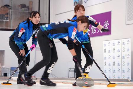 カーリングの稚内みどりチャレンジ・カップ決勝でプレーするロコ・ソラーレの吉田夕梨花（手前）、鈴木夕湖（右）、藤沢五月＝稚内市みどりスポーツパーク（（Ｃ）ＨＣＴ）