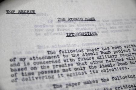 「核兵器の将来性」について記された１９４５年８月２１日付のレナード・チェシャー氏の報告書＝７月、ロンドンの英国立公文書館（共同）