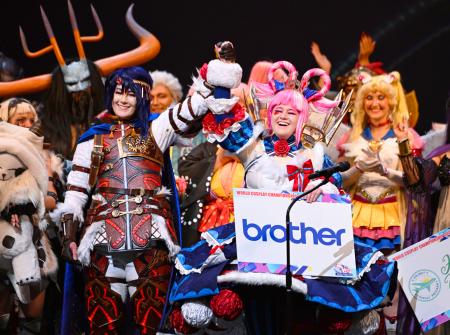 「ワールドコスプレチャンピオンシップ」で優勝し、喜ぶ米国代表のコスプレーヤー（手前の２人）＝３日夜、名古屋市の愛知芸術文化センター