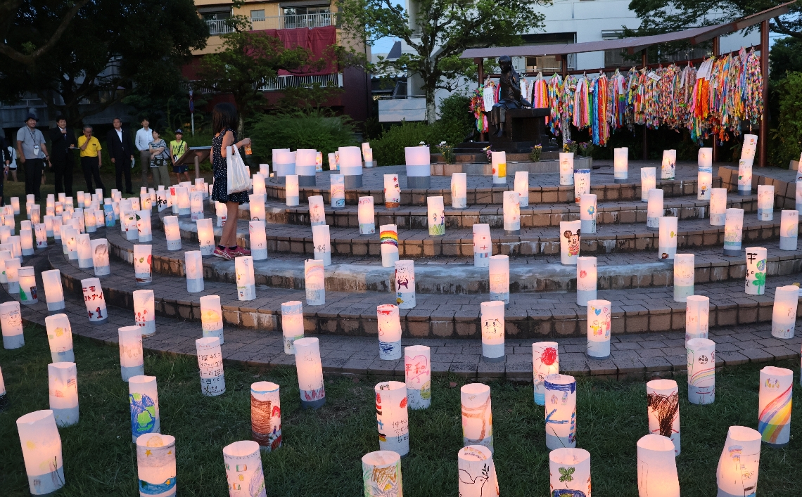 ムッちゃん平和像を囲んで並ぶ紙灯籠