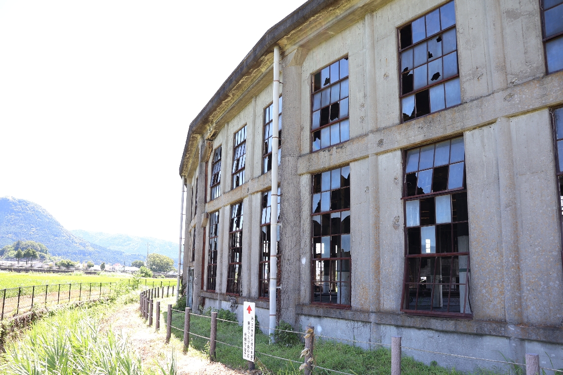 機銃掃射の弾痕が残る旧豊後森機関庫＝７月３０日、玖珠町岩室