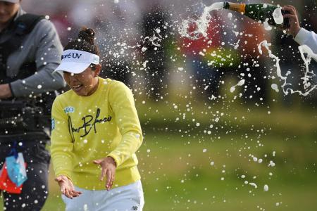 全英女子オープンで初優勝し、祝福のシャンパンシャワーを浴びる山下美夢有＝３日、ポースコール（ＡＰ＝共同）