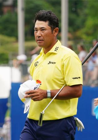 最終ラウンド、ホールアウトする松山英樹。通算１０アンダーで１９位＝セッジフィールドＣＣ（共同）