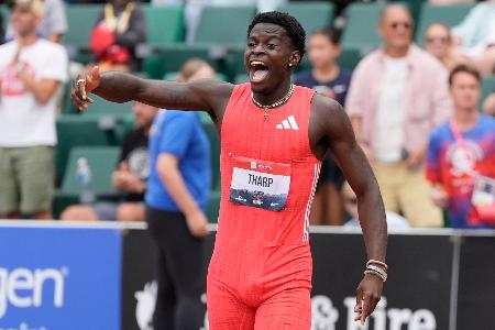 男子１１０メートル障害で優勝し、喜ぶジャコビー・サープ＝ユージン（ＡＰ＝共同）