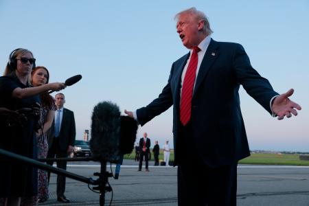３日、米ペンシルベニア州アレンタウンの空港で記者団に話すトランプ大統領（ゲッティ＝共同）