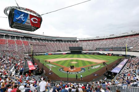 テネシー州のブリストル・モータースピードウエーで行われた米大リーグのレッズ―ブレーブス戦＝３日（ゲッティ＝共同）