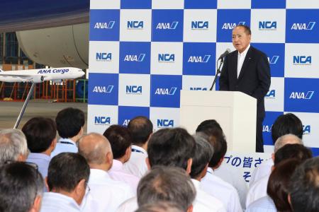 歓迎式典であいさつするＡＮＡホールディングスの芝田浩二社長＝４日午前、成田空港
