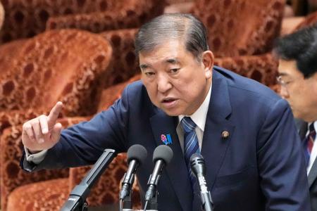 衆院予算委の集中審議で答弁する石破首相＝４日午前