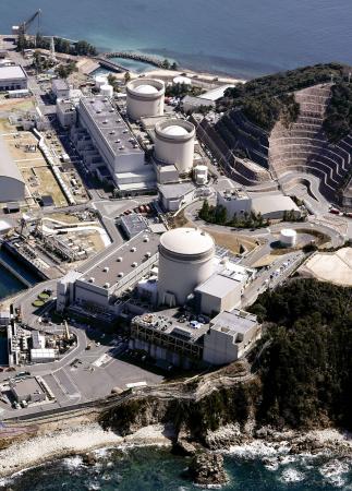 関西電力美浜原発。手前から３号機、２号機、１号機＝３月、福井県美浜町