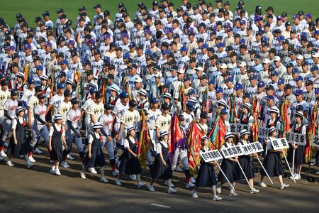 第１０７回全国高校野球選手権大会の開会式リハーサルを終え、引き揚げる選手たち＝４日、甲子園球場