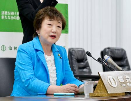 ３選を果たした仙台市長選から一夜明け、記者会見する郡和子氏＝４日午後、仙台市役所