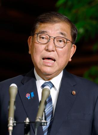 取材に応じる石破首相＝４日夜、首相官邸