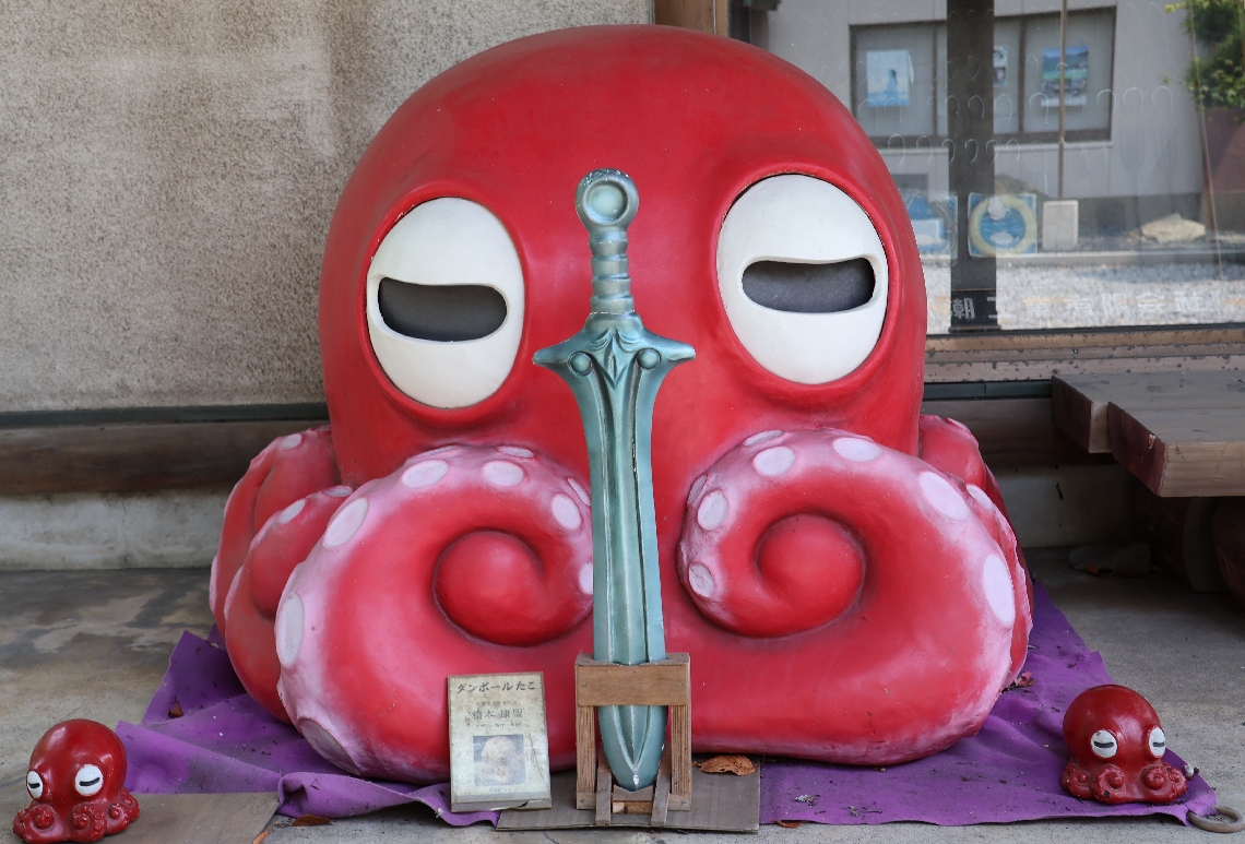言い伝えにならった、剣を守護するダンボール製のタコの置物