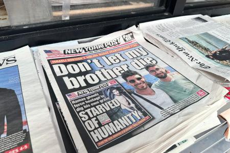 米ニューヨーク・マンハッタンで販売されるニューヨーク・ポスト＝４日（ＡＰ＝共同）