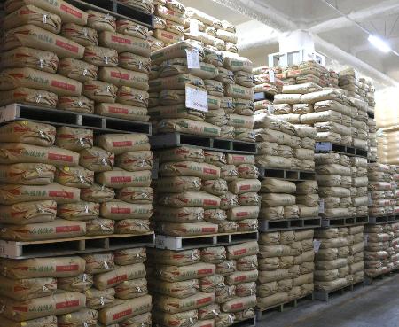 倉庫に保管されている政府備蓄米＝５月、神奈川県内