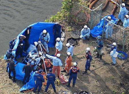 作業員４人がマンホールの中に転落した現場での救助活動＝２日、埼玉県行田市