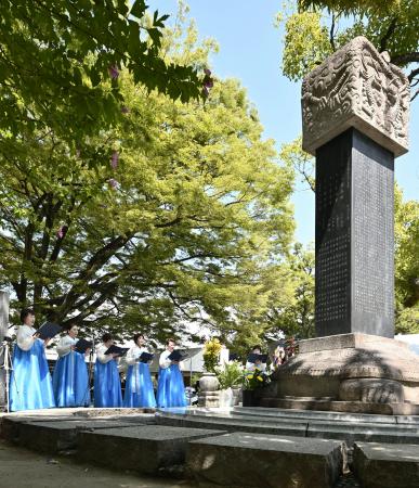 平和記念公園で営まれた韓国人被爆者慰霊祭＝５日午前、広島市中区