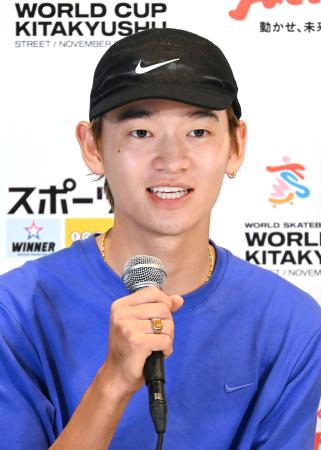 記者会見するスケートボード男子ストリートの白井空良＝５日、北九州市