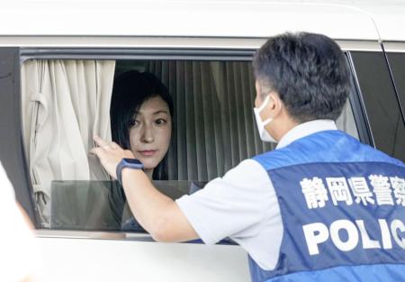 新東名高速道路の浜松ＳＡで、車中から実況見分に立ち会う広末涼子さん＝７月２８日、浜松市
