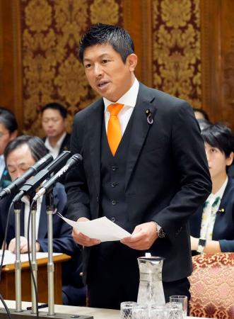 参院予算委の集中審議で質問する参政党の神谷代表＝５日午前