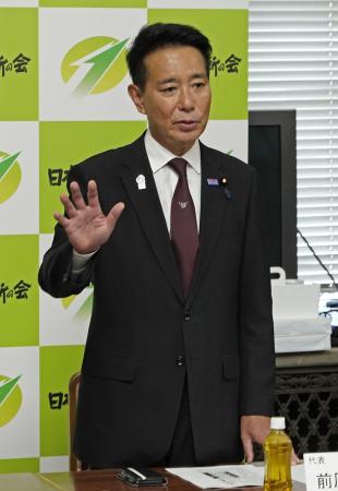 日本維新の会の緊急役員会で辞任を表明する前原共同代表＝５日午後、国会